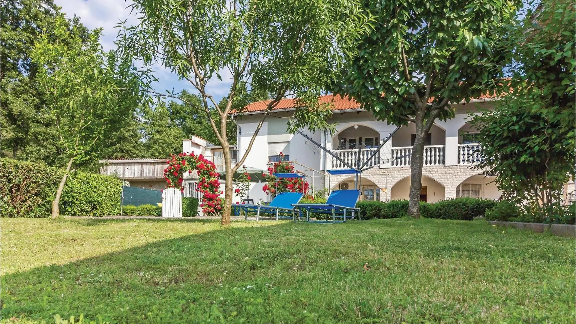 3 Bedroom Awesome Apartment In Pavicini location